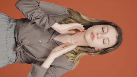 Vertical-video-of-Young-woman-with-sore-throat.